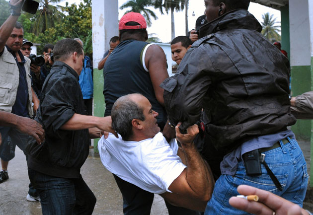 LAS DAMAS DE BLANCO, REPRIMIDAS POR LA POLICIA DE PARRAGA Detend10