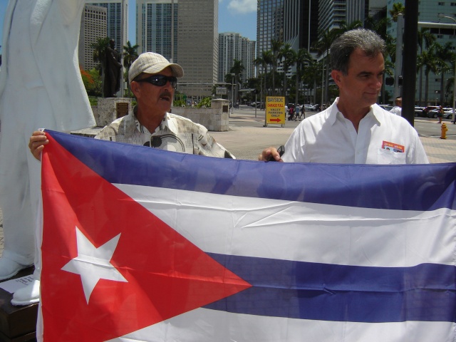 LA MARCHA EN MIAMI POR LOS PRESOS POLITICOS Y LA LIBERTAD MAYO 22 DEL 2010 Dsc01225