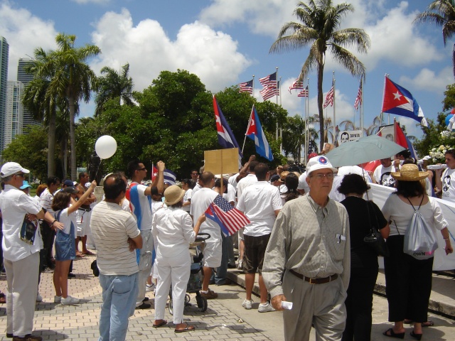 LA MARCHA EN MIAMI POR LOS PRESOS POLITICOS Y LA LIBERTAD MAYO 22 DEL 2010 Dsc01226