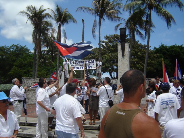 LA MARCHA EN MIAMI POR LOS PRESOS POLITICOS Y LA LIBERTAD MAYO 22 DEL 2010 Dsc01240