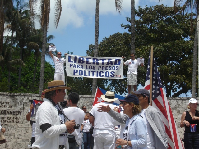 LA MARCHA EN MIAMI POR LOS PRESOS POLITICOS Y LA LIBERTAD MAYO 22 DEL 2010 Dsc01242