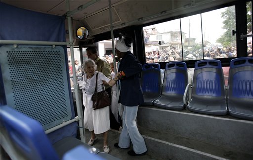 LAS DAMAS DE BLANCO, REPRIMIDAS POR LA POLICIA DE PARRAGA Mtewmg10