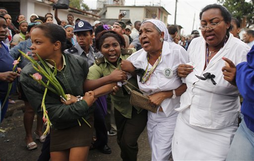 LAS DAMAS DE BLANCO, REPRIMIDAS POR LA POLICIA DE PARRAGA Mtewmg11