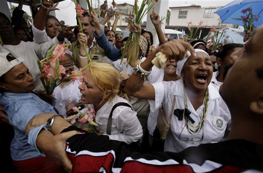 LAS DAMAS DE BLANCO, REPRIMIDAS POR LA POLICIA DE PARRAGA Mtewmg12