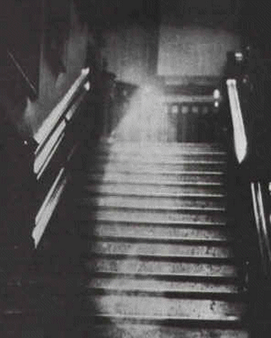 paranormal apparition dame brune Capitaine Provand Indre Shira photographie Raynham Hall 1936 forum mystère fantôme