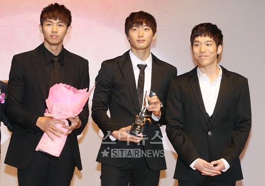 [2AM] 2AM wins ‘Popular Music Award’ at the ‘2010 Korean National Assembly Daesang Awards’ 20101217