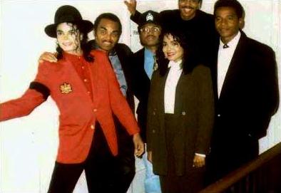 Michael con i suoi fratelli - Pagina 4 74377110