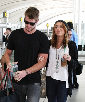 21.06.10 Miley & Liam à l'aéroport de Toronto Norma115