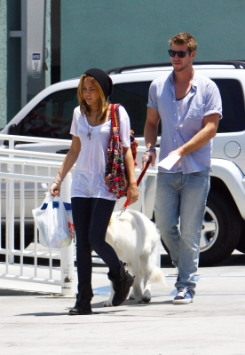  26.06.10 Miley va chez Petco avec Liam et Mate Norma134