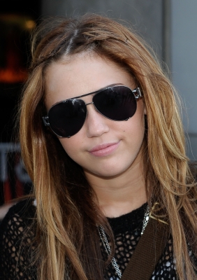 23.04.10. Miley Cyrus devant Universal Studios Hollywood Normal13