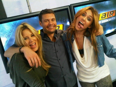 10.06.10 Miley pose avec Ryan Seacrest Normal85