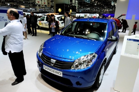 Salon de l'auto : Ségolène Royal vient soutenir les voitures écolos… en jet privé ! [Village TSGE] Dacia10