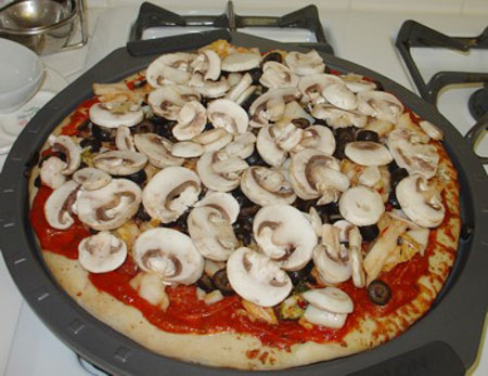 اليك طريقة تحضير البيتزا اللذيذة مع الصور .. 413