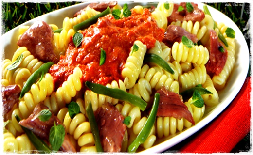 Insalata di pasta con carne in scatola, fagiolini e pesto rosso 108-in10