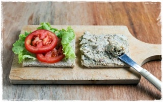 Sandwich con tofu, capperi e olive 14337810