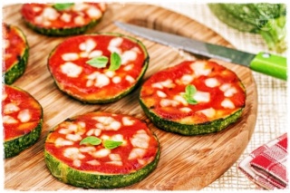 Pizzette di zucchine con pomodoro e mozzarella Hd650x20