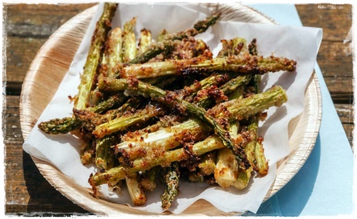 Asparagi impanati e fritti con salsa Intern12