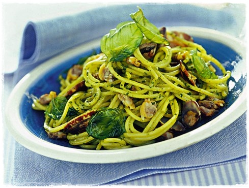 Spaghettini con vongole al pesto e basilico fritto Spaghe34