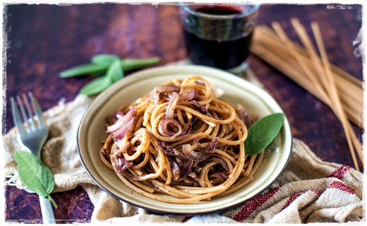 Spaghetti integrali cipolla, acciuga e cannella - SECONDO Spaghe37