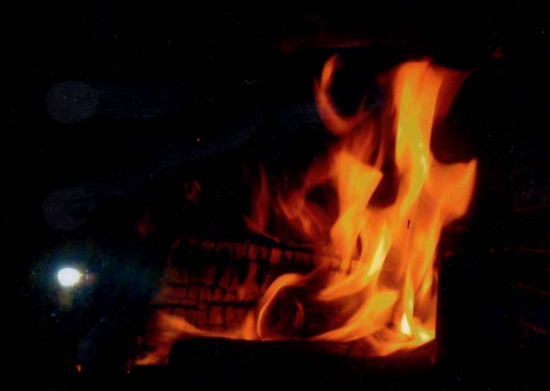 Premier feu de cheminée chez moi...Un visage dans le feu !! Photo !  Captur14