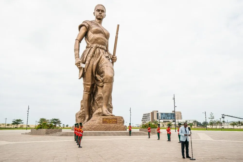 Le Bénin inaugure une statue géante en bronze de 30 mètres de haut d'une femme guerrière Minon Amazon14