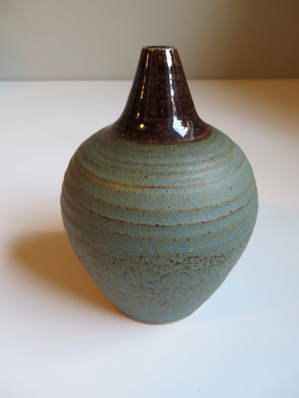 Small bulbous pot with oriental style mark  - Doreen Spears, nee Wu Img_9618