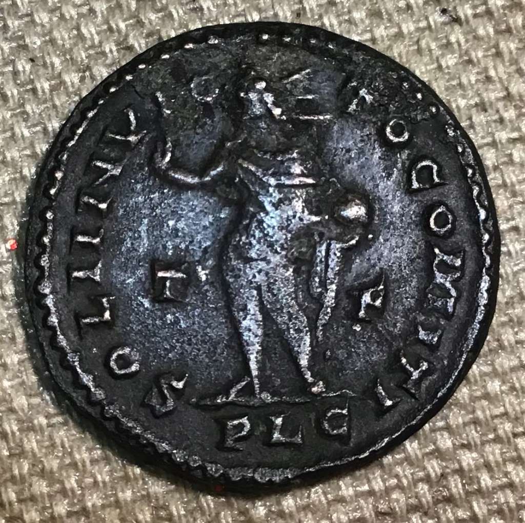 Nummus de Constantino I. SOLI INVIC-TO COMITI. Sol estante a izq. Lugdunum. 15687810