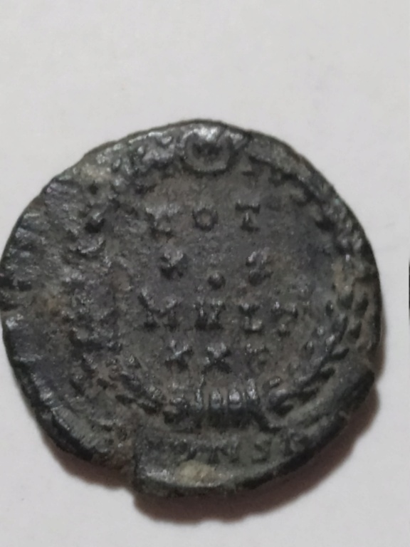 AE4 de Constante I. VOT / XX / MVLT / XXX  dentro de corona. Constantinopolis. 8592ar10