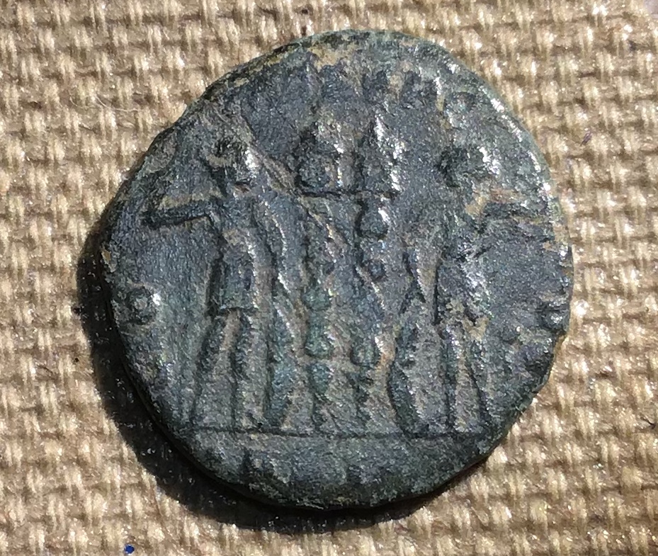 AE3 de Constantino I. GLOR-IA EXERC-ITVS. Dos estandartes entre dos soldados. Roma. Cdbab210