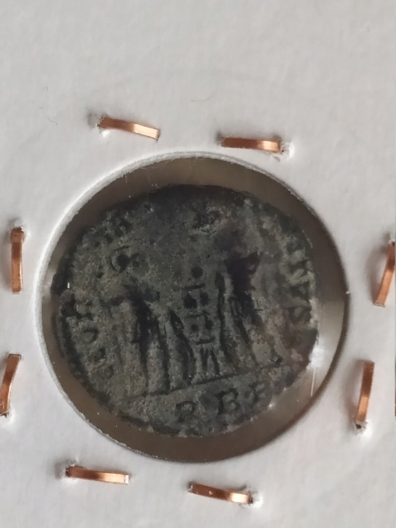 AE3 de Constantino I. GLOR-IA EXERC-ITVS. Dos estandartes entre dos soldados. Roma. Img_2168