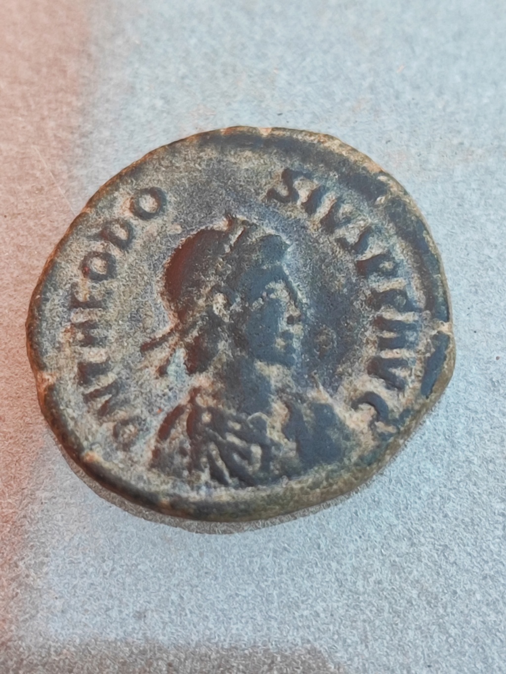 Decargiro de Teodosio I. GLORIA ROMANORVM. Emperador con lábaro. Cycico Img_2361