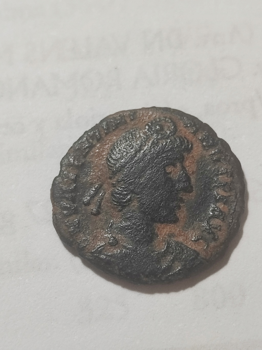 AE3 de Valentiniano I. SECVRITAS REI PVBLICAE. Victoria a izq. Img_2429