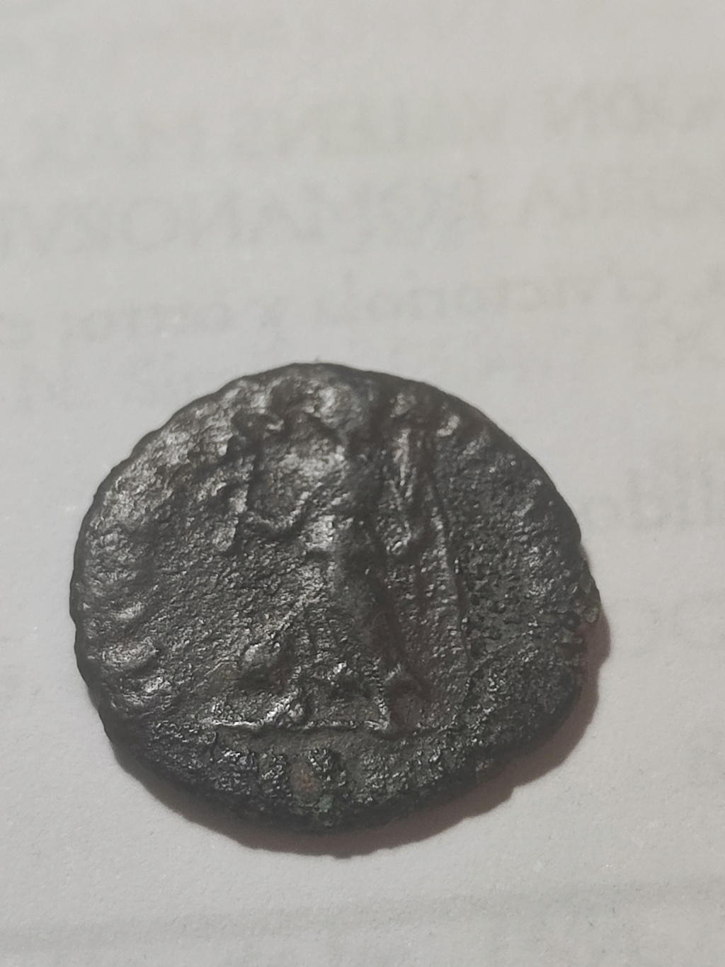 AE3 de Valentiniano I. SECVRITAS REI PVBLICAE. Victoria a izq. Img_2430