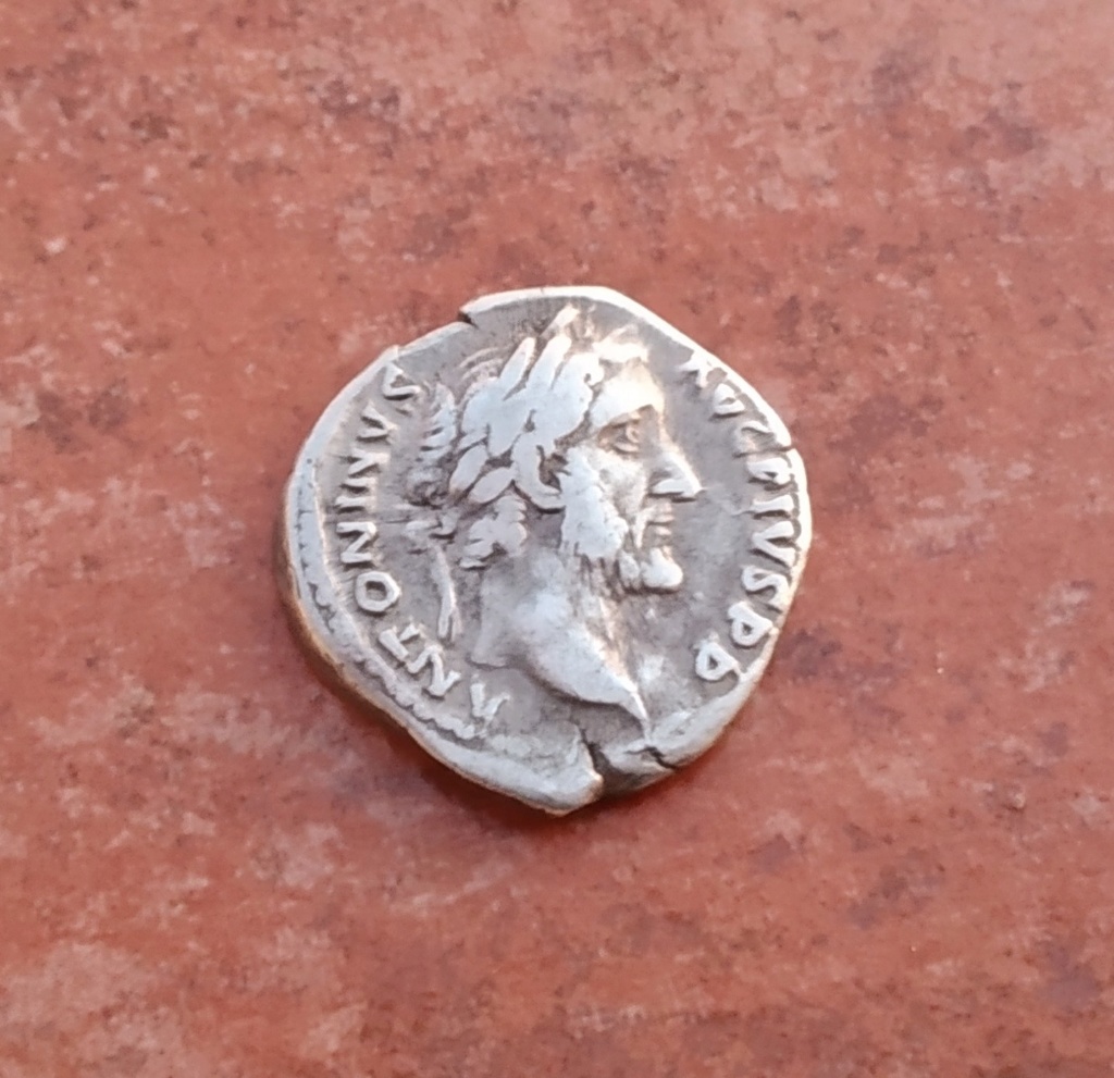 denario antonino pio. COS III. Ara. Roma Img_2022