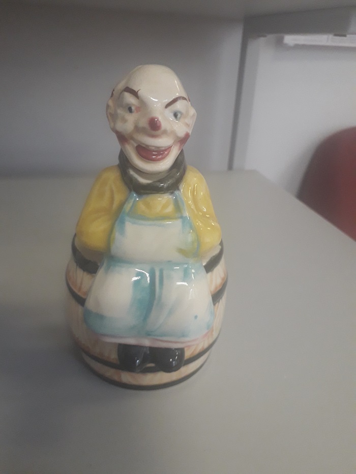 Identify this happy monk ceramic decanter for liqueur? Small_10