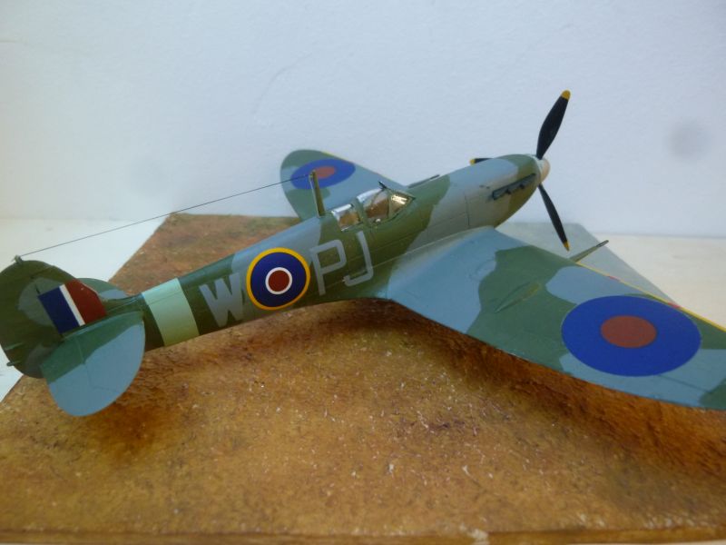 [Revell] Spitfire Mk Vb - 130th Sqn piloté par Roland Leblond en été 1942 - Page 2 P1130637