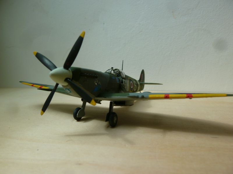 [Eduard] Spitfire F Mk IX de Bernard Dupérier - 340 Squadron Biggin Hill fin 42 P1140866