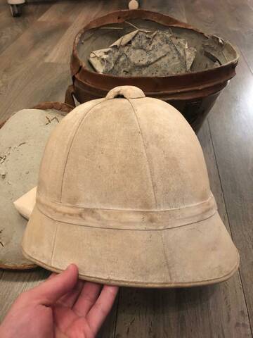 Boîte à chapeau casque colonial modèle 1886