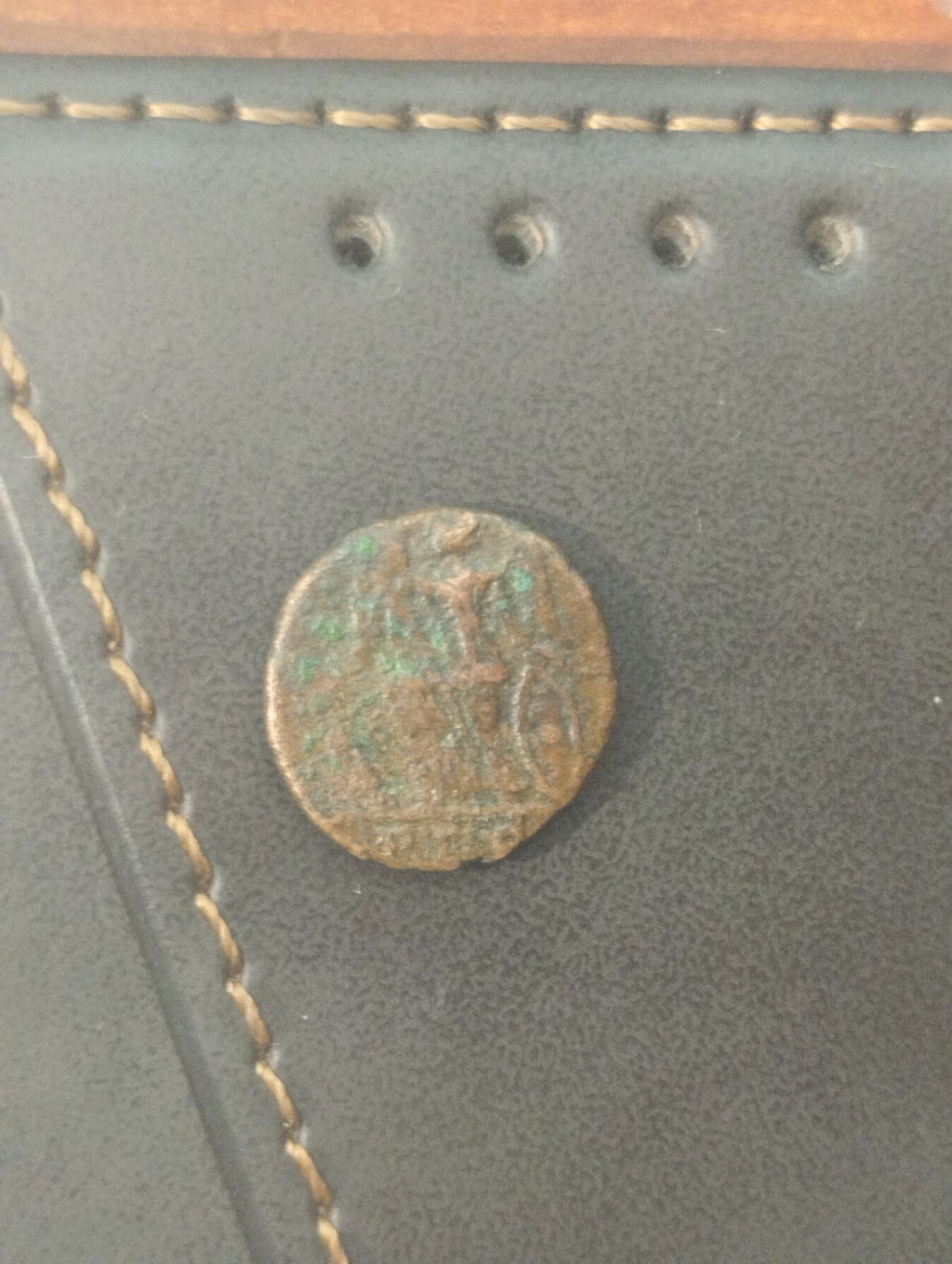 AE4 híbrido conmemorativo de las ciudades de Roma y Constantinopla. Ceca no oficial o bárbara 17057511