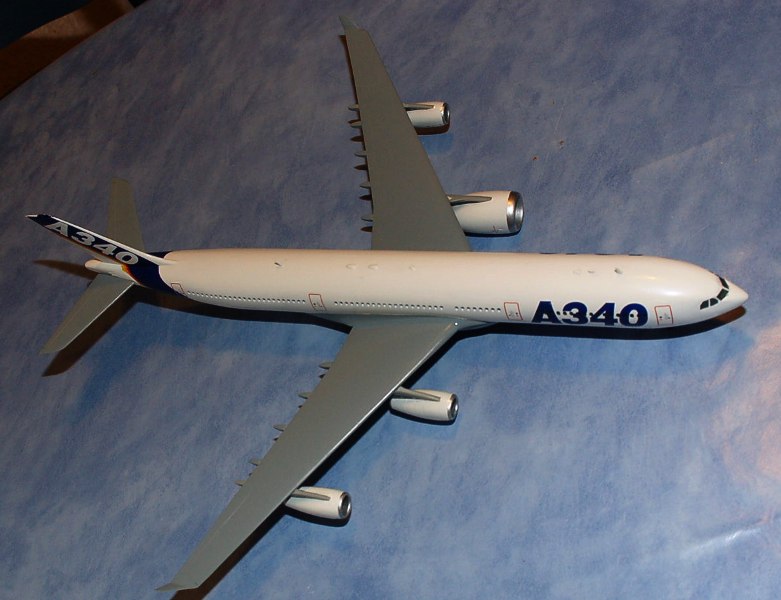 A340-300 Airbus industrie avec réacteur A380 revell 1/144 - Page 2 Dsc_3413