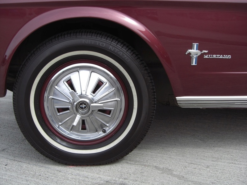 Détail d'enloliveur de roues de Mustang 1966 1966_012