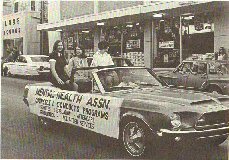 Une Shelby GT 1968 convertible dans une parade 30739010