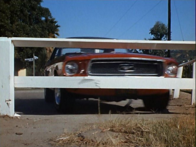 La mustang  notchback 1968  rouge dans la serie Auto patrouille (Adam 12) Adam-114
