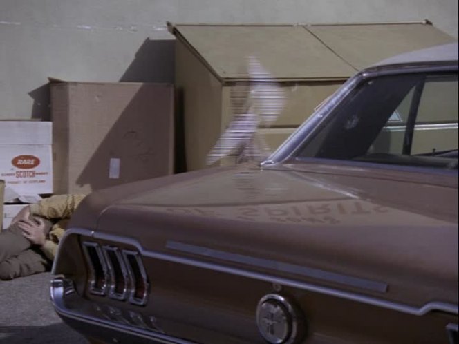 La Mustang 1967 notchback gold dans la serie TV auto patrouille (Adam 12) Adam1217