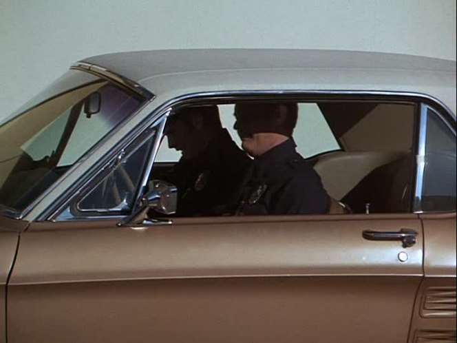 La Mustang 1967 notchback gold dans la serie TV auto patrouille (Adam 12) Adam1218