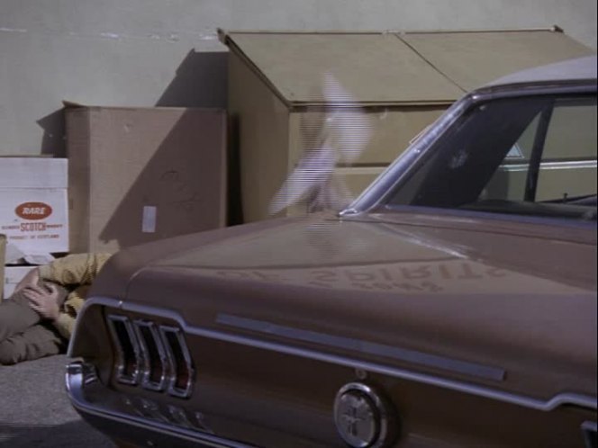 La Mustang 1967 notchback gold dans la serie TV auto patrouille (Adam 12) Adam1220