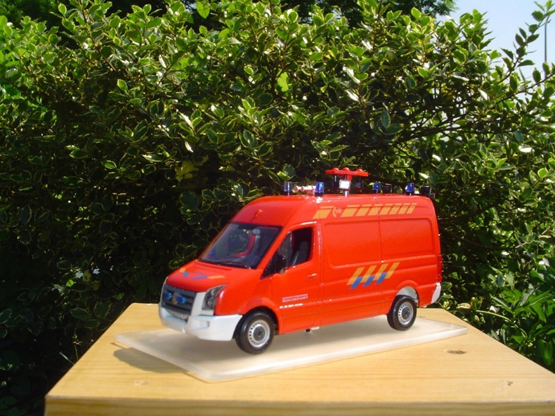 À vendre miniature vw crafter 1/43 minichamps véhicule de désincarcération des pompiers de Rochefort ***vendu *** 34d34e10