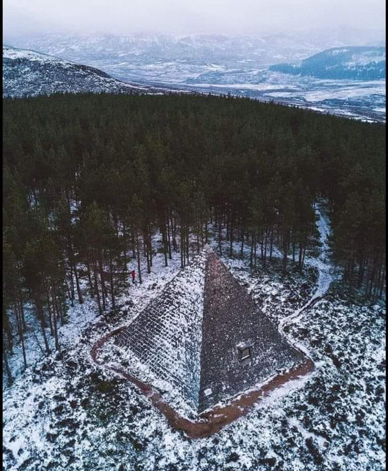 Une pyramide en Écosse ! 22064910