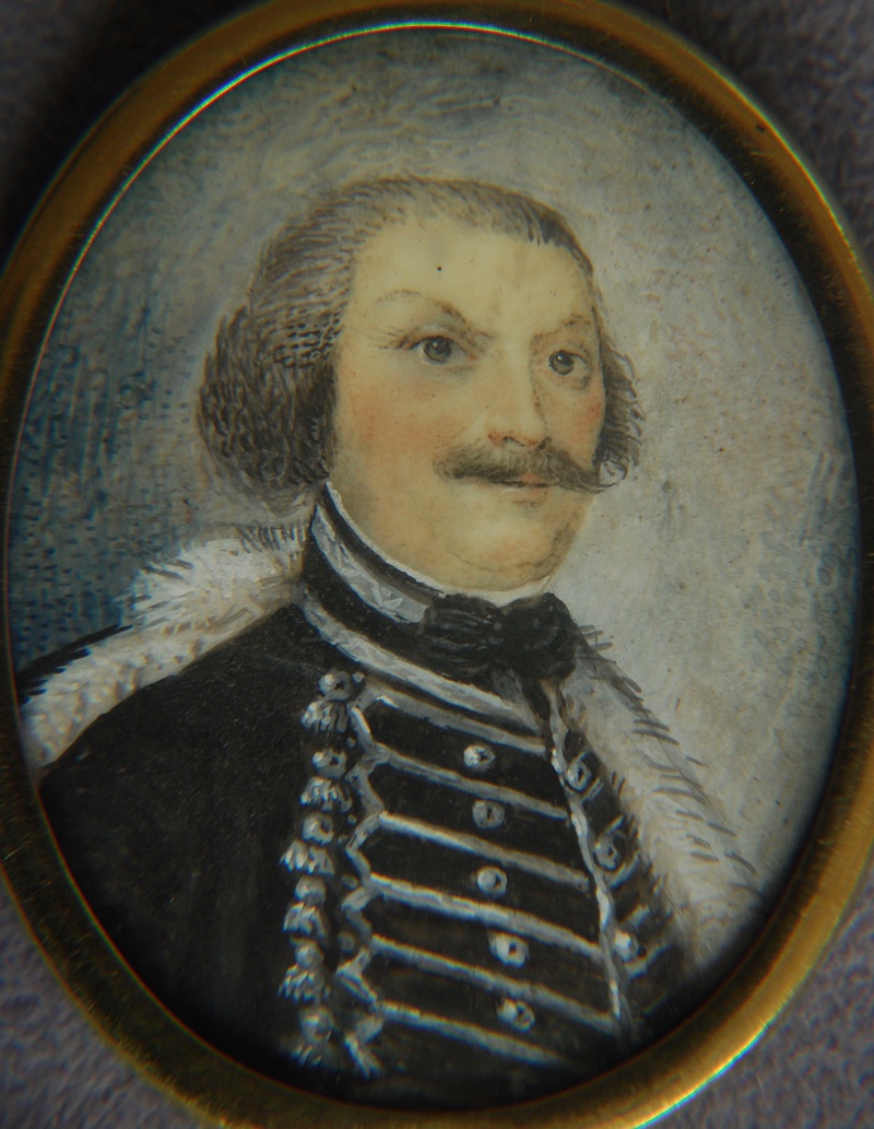 Médaillon avec miniature : Portrait d'un hussard Dsc_0046