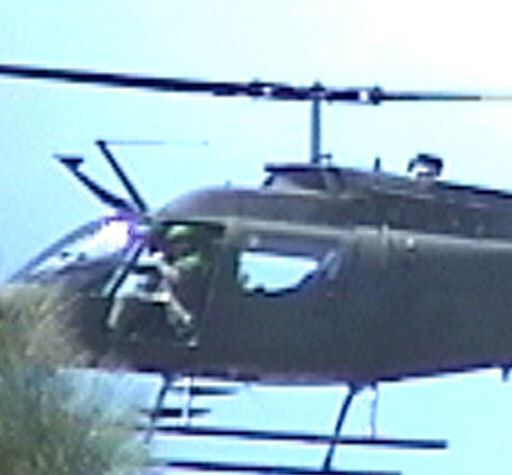 Photographie d’un hélicoptère poursuivant un OVNI ( O.V.N.I ) Light_10